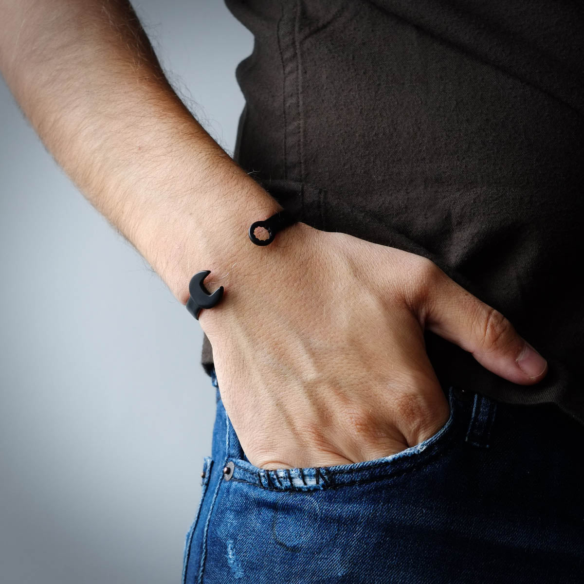 Torque Cuff In Carbon Black