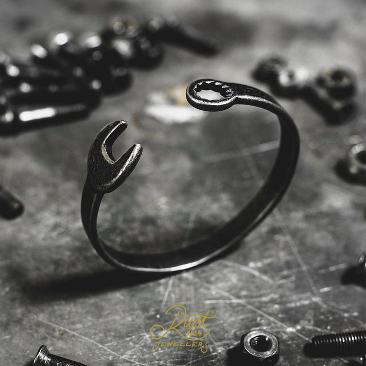 Torque Cuff In Aged Silver – Rust 1894